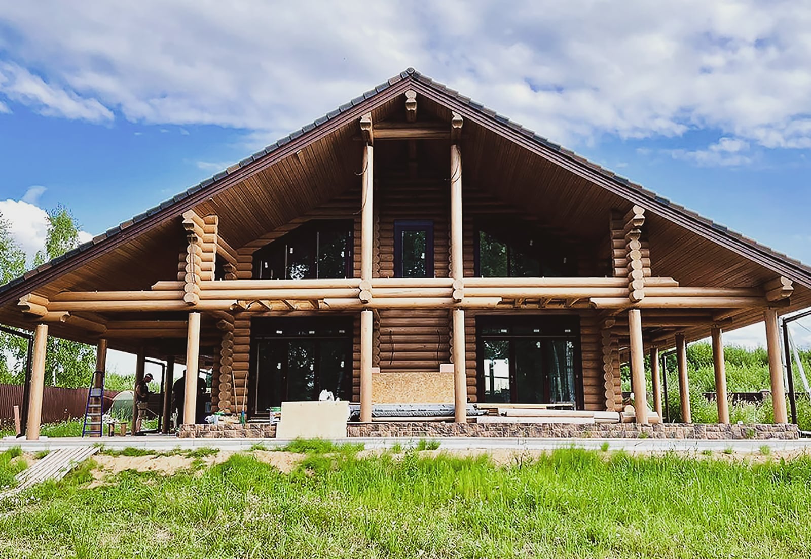 Деревянные окна - неотъемлемый элемент в облике классического бревенчатого дома