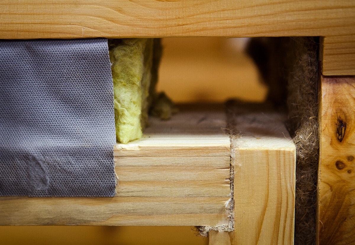 Оконный проем в деревянном доме