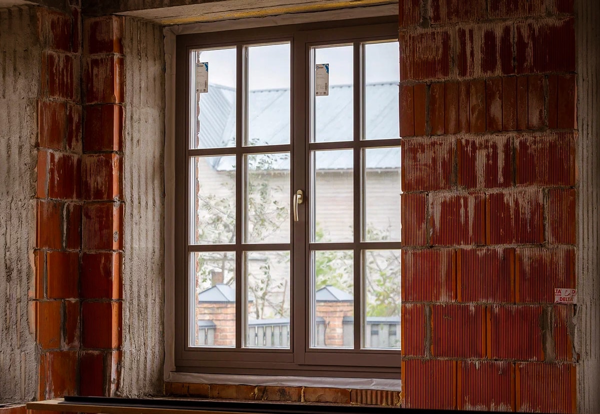 Оконный проем в кирпичном доме