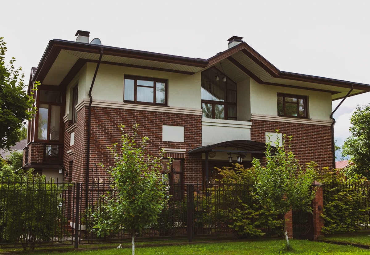 Остекленный деревянными окнами балкон