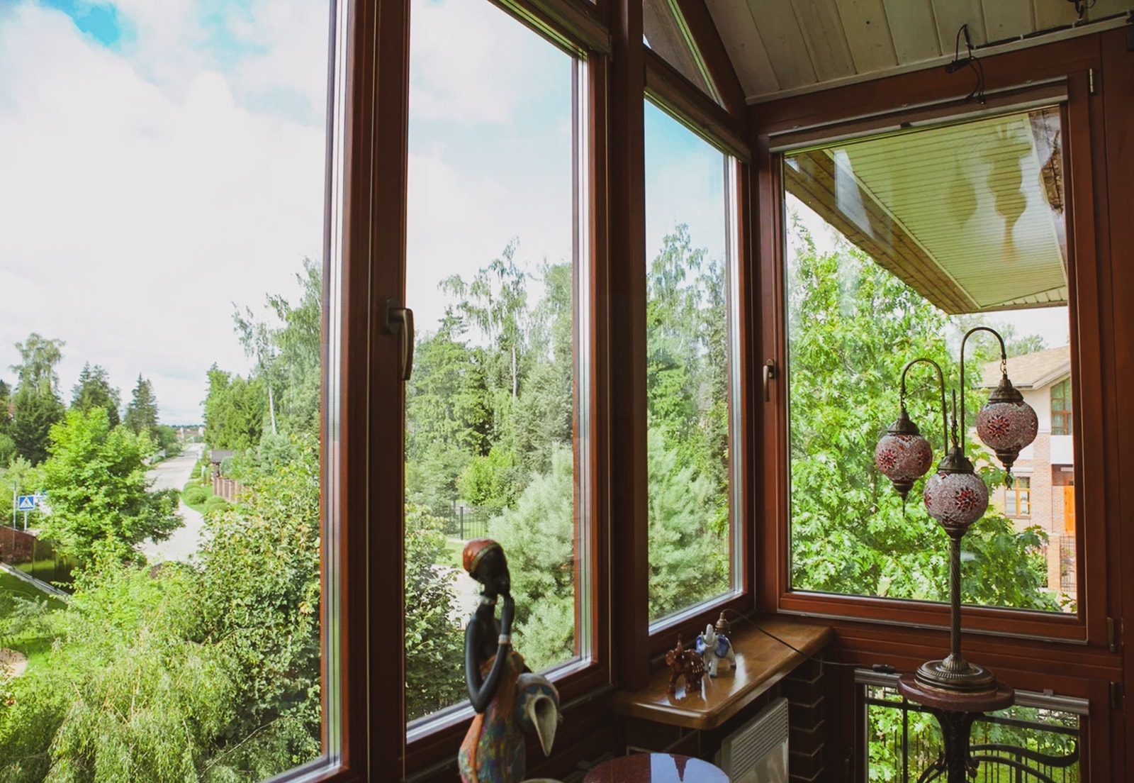 Преимущества внутренней отделки балкона деревом