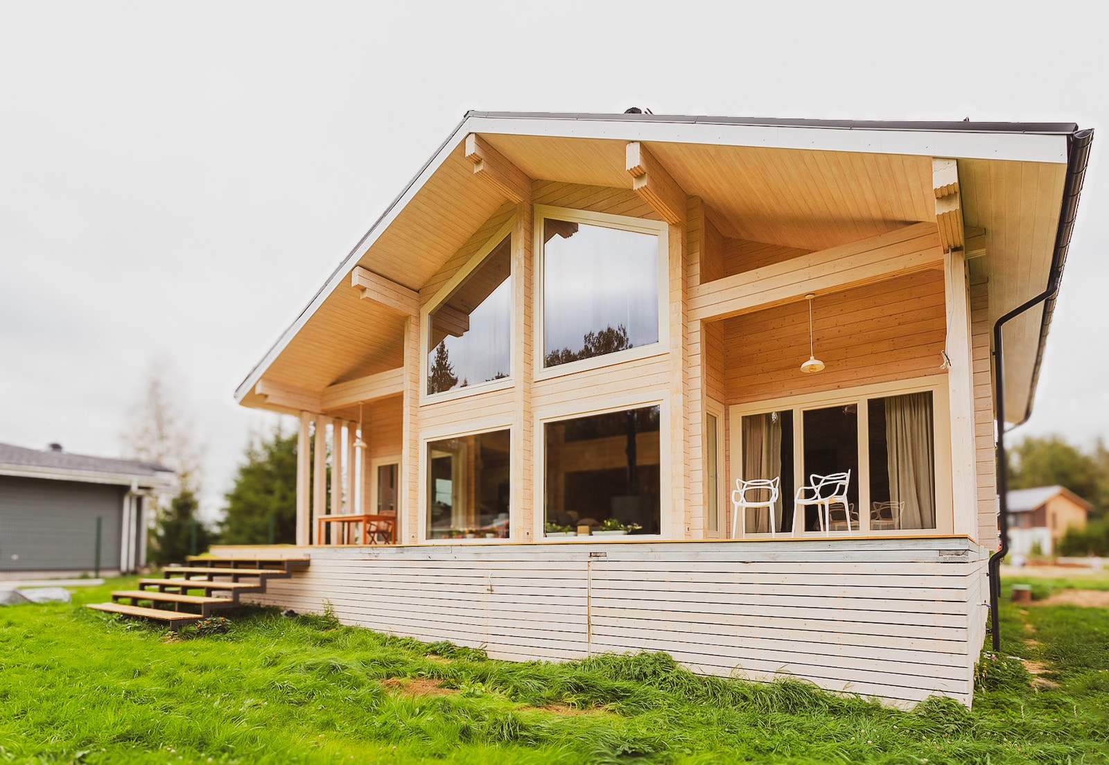 Панорамное остекление создаёт иллюзию расширенного пространства