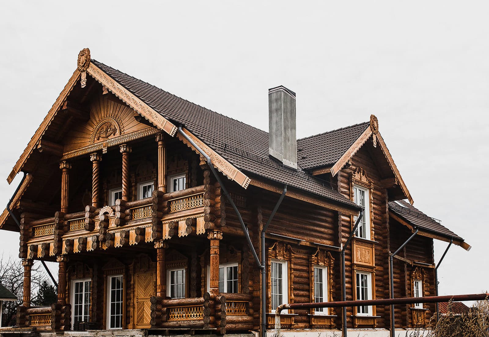 Деревянное окно традиционное столярное изделие