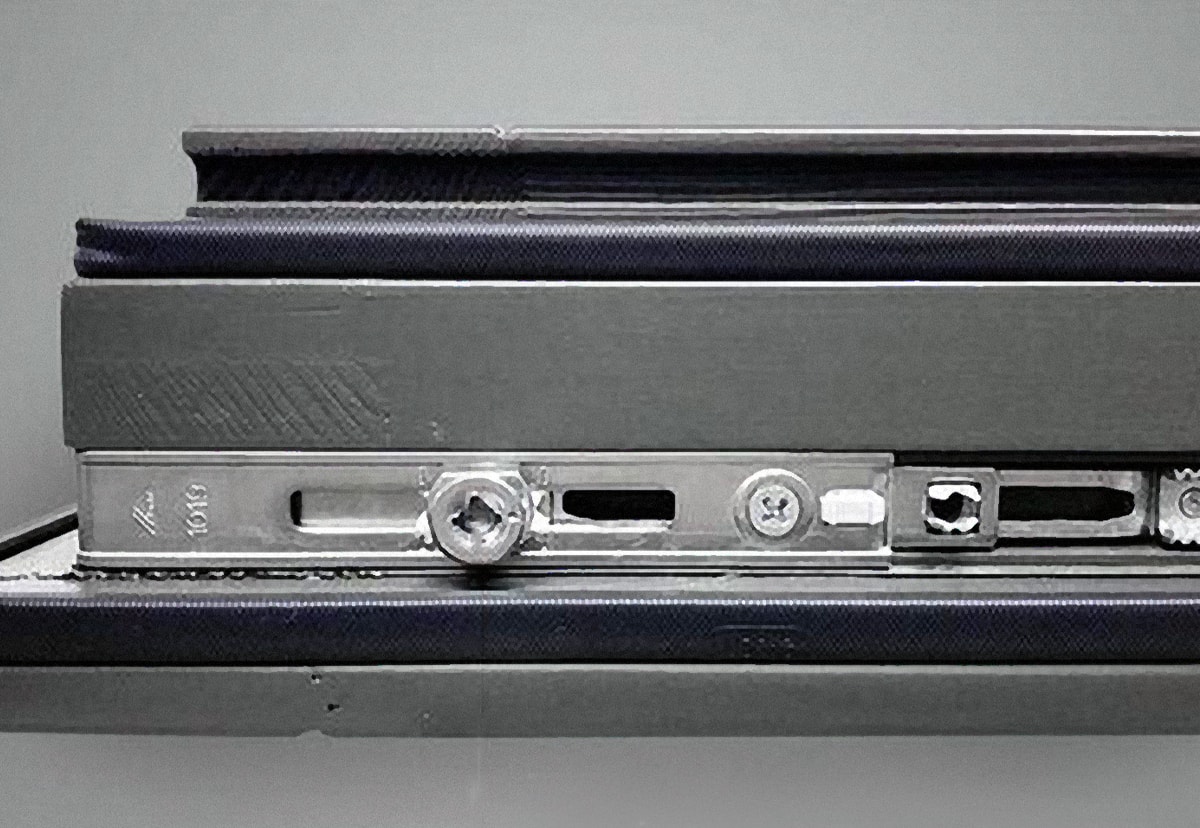 Эксцентрик на деревянном окне