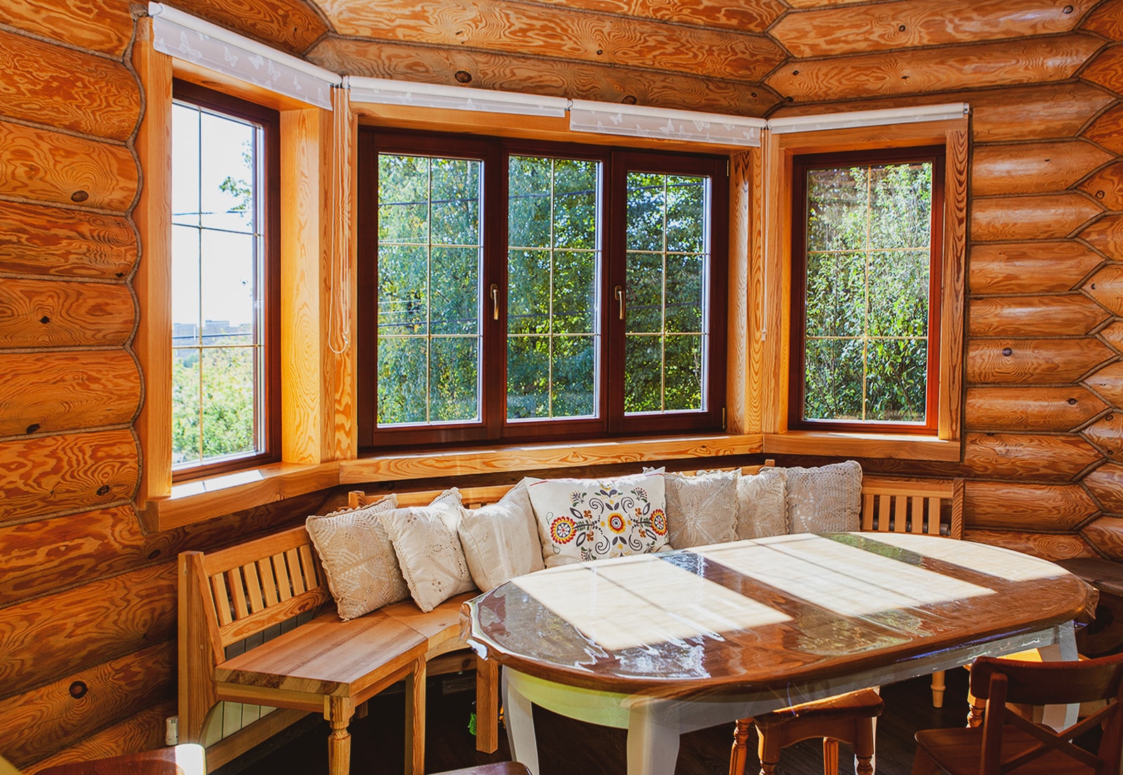 Замена окон в деревянном доме: возвращение к натуральной красоте