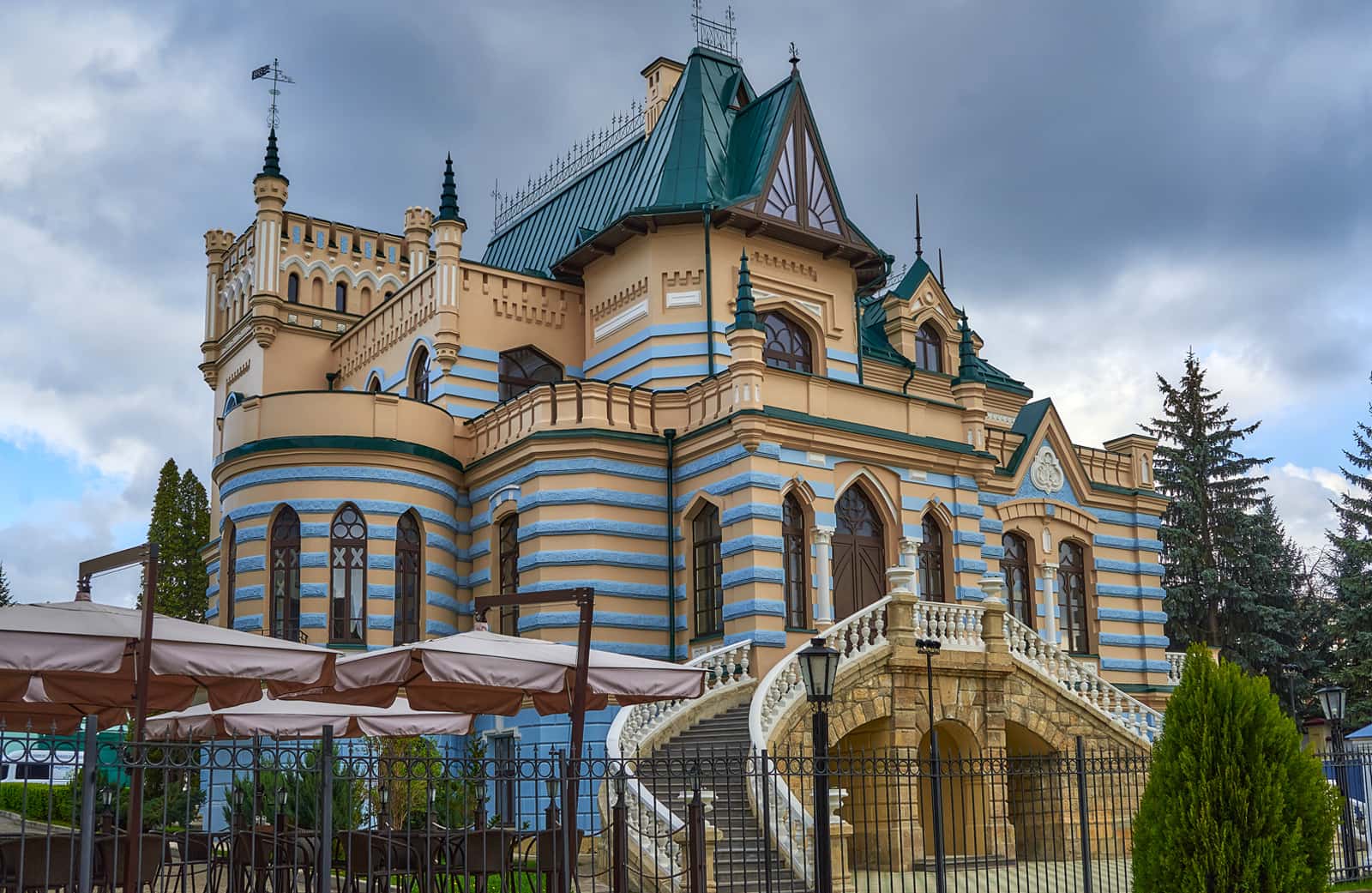 Элитные входные деревянные двери