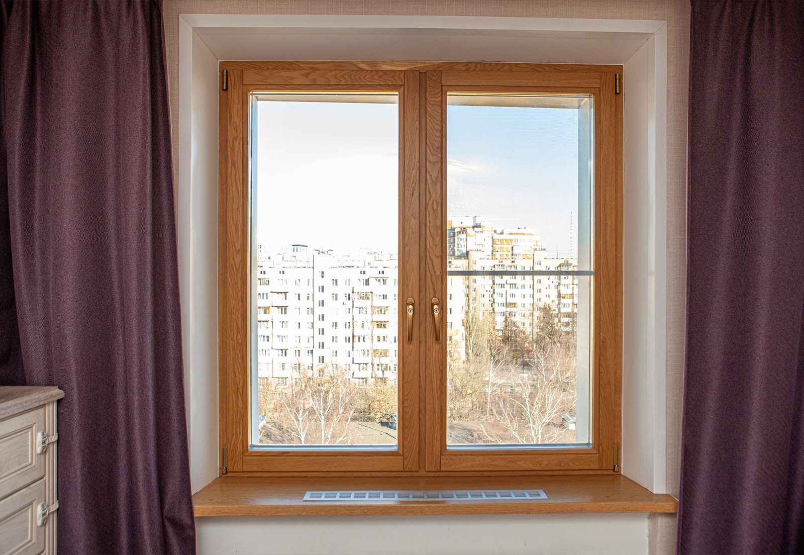 Дубовые окна в интерьере