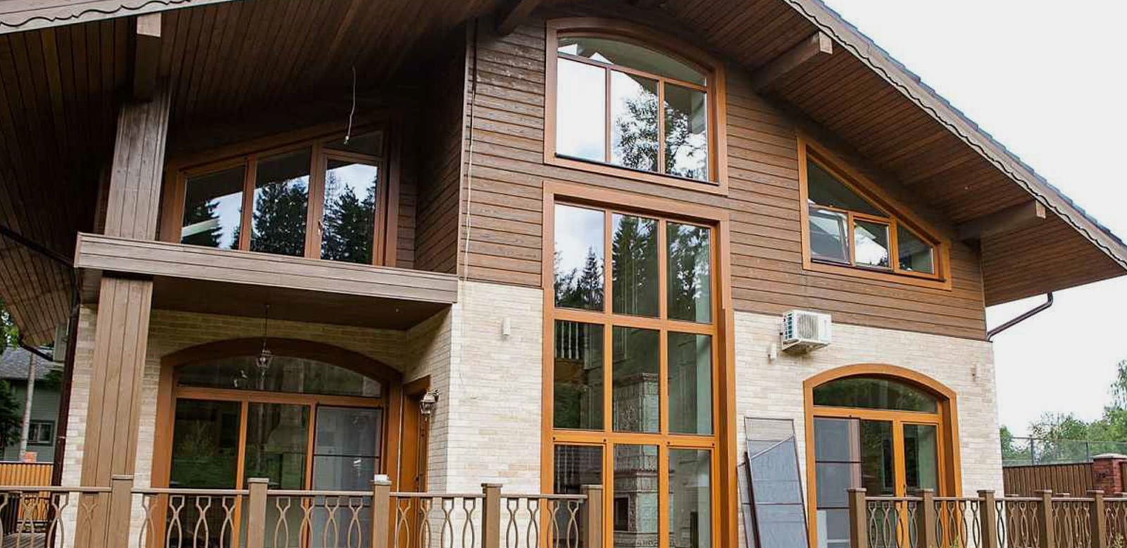 Деревянные окна из цельно ламельной лиственницы. Фото работы 1