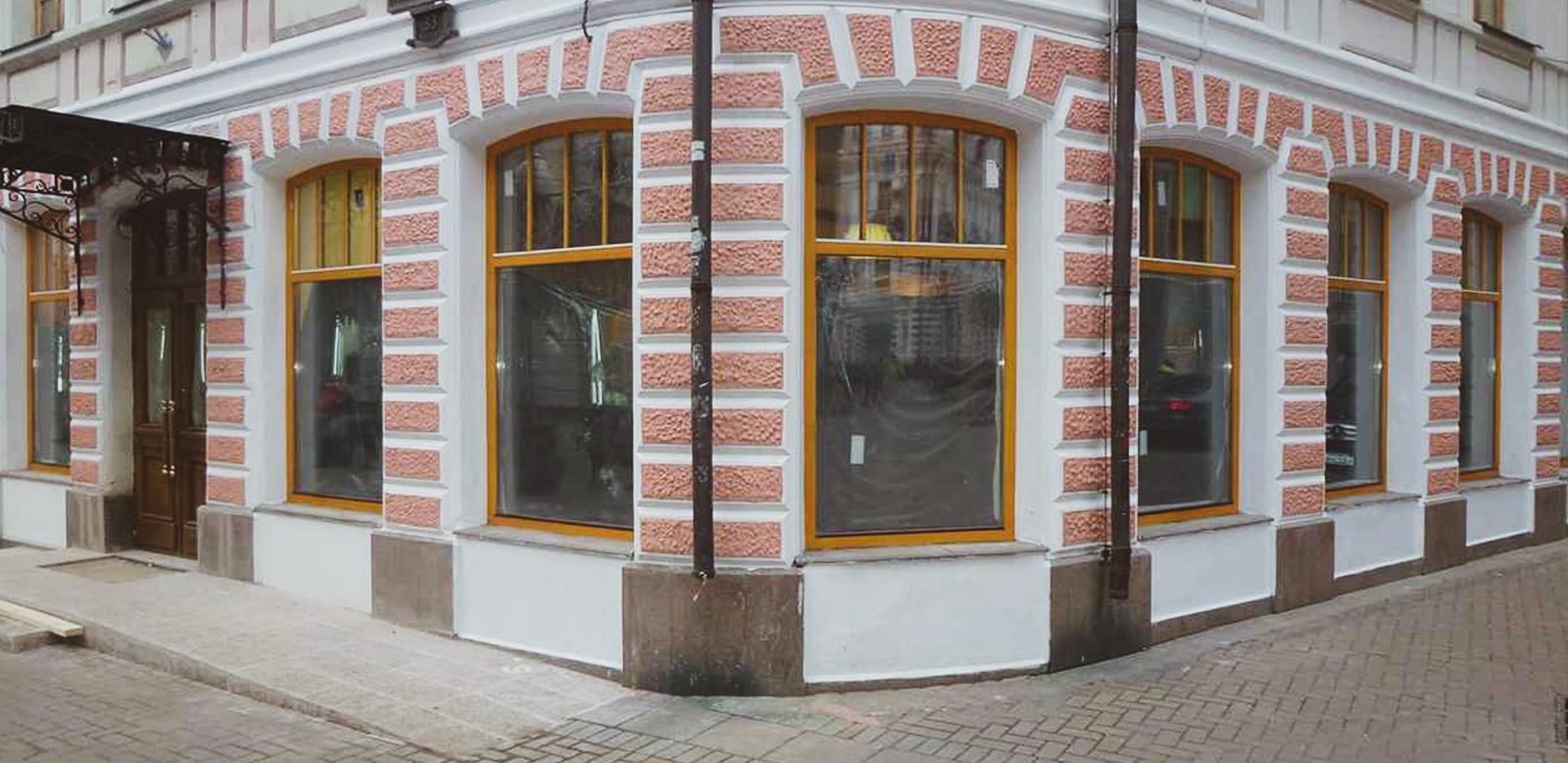 Деревянные окна из сосны в Сбербанке. Фото 1