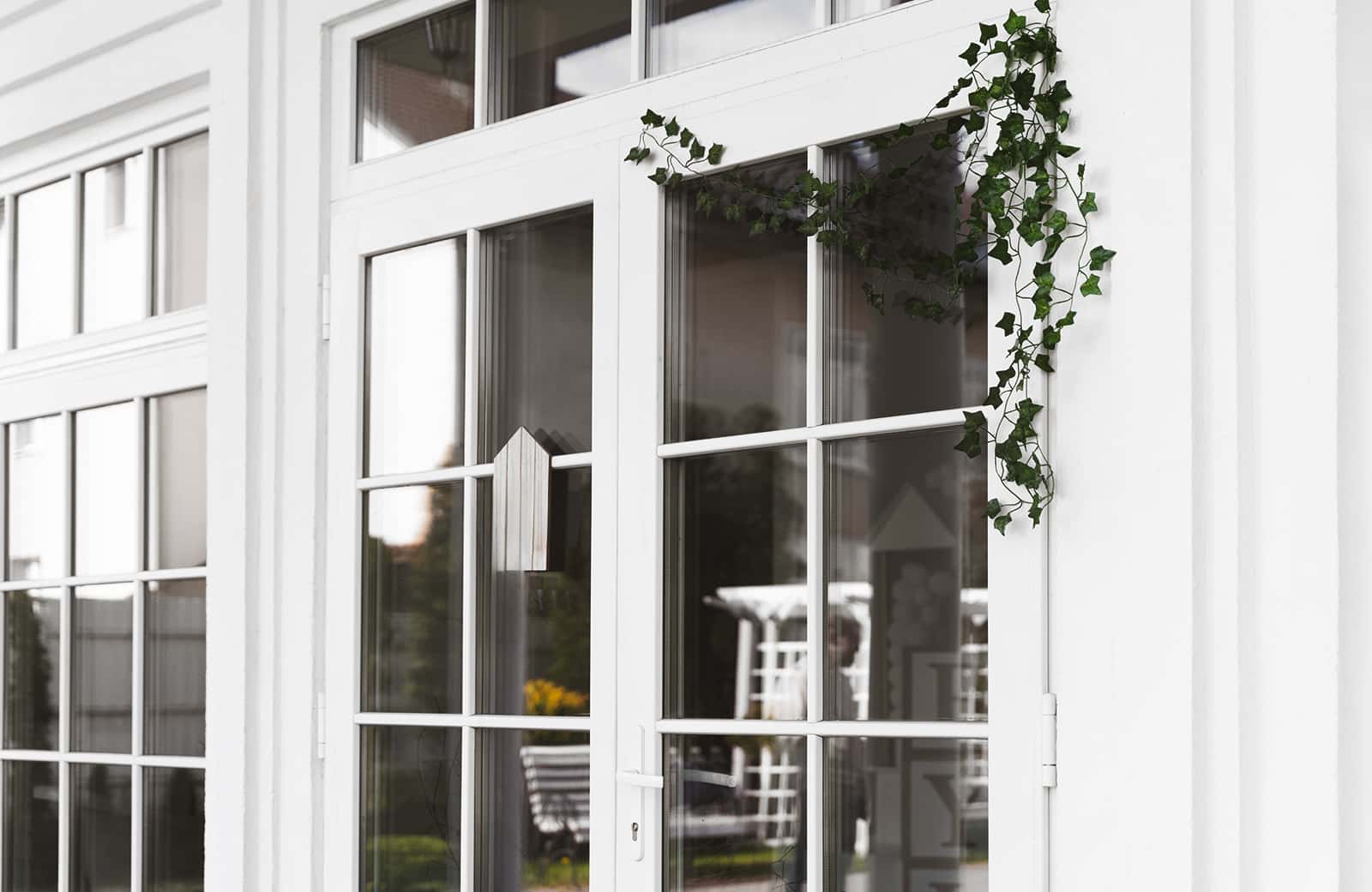 Белые окна из дерева: эстетика и универсальность