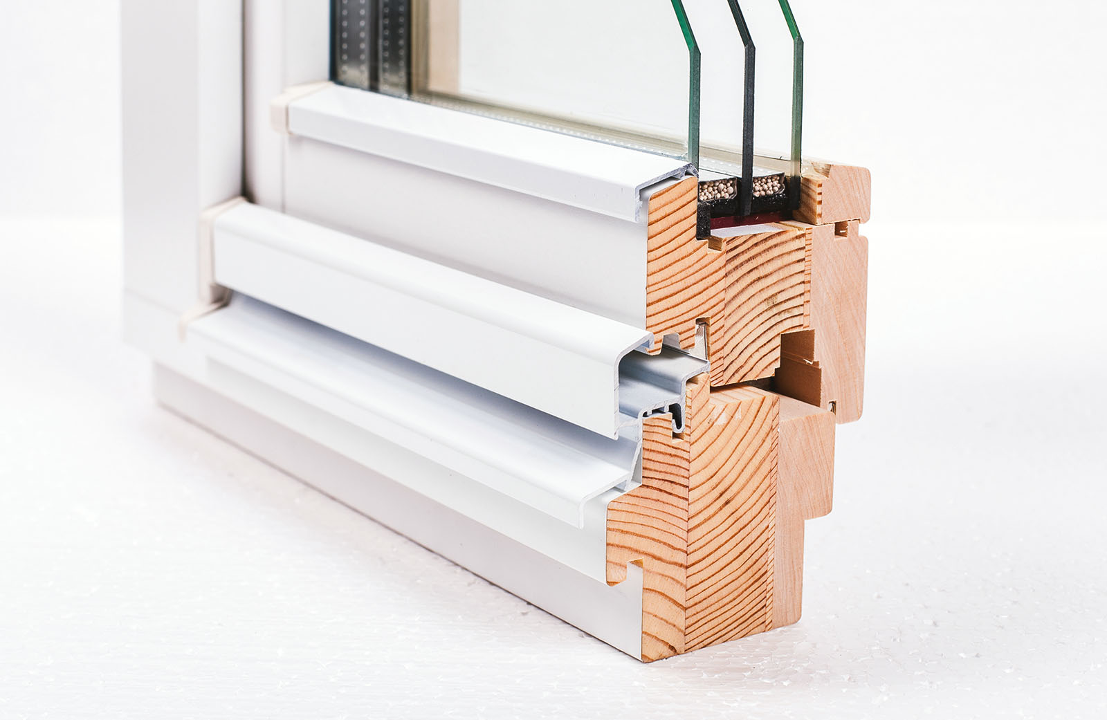 Комплектация белых деревянных окон