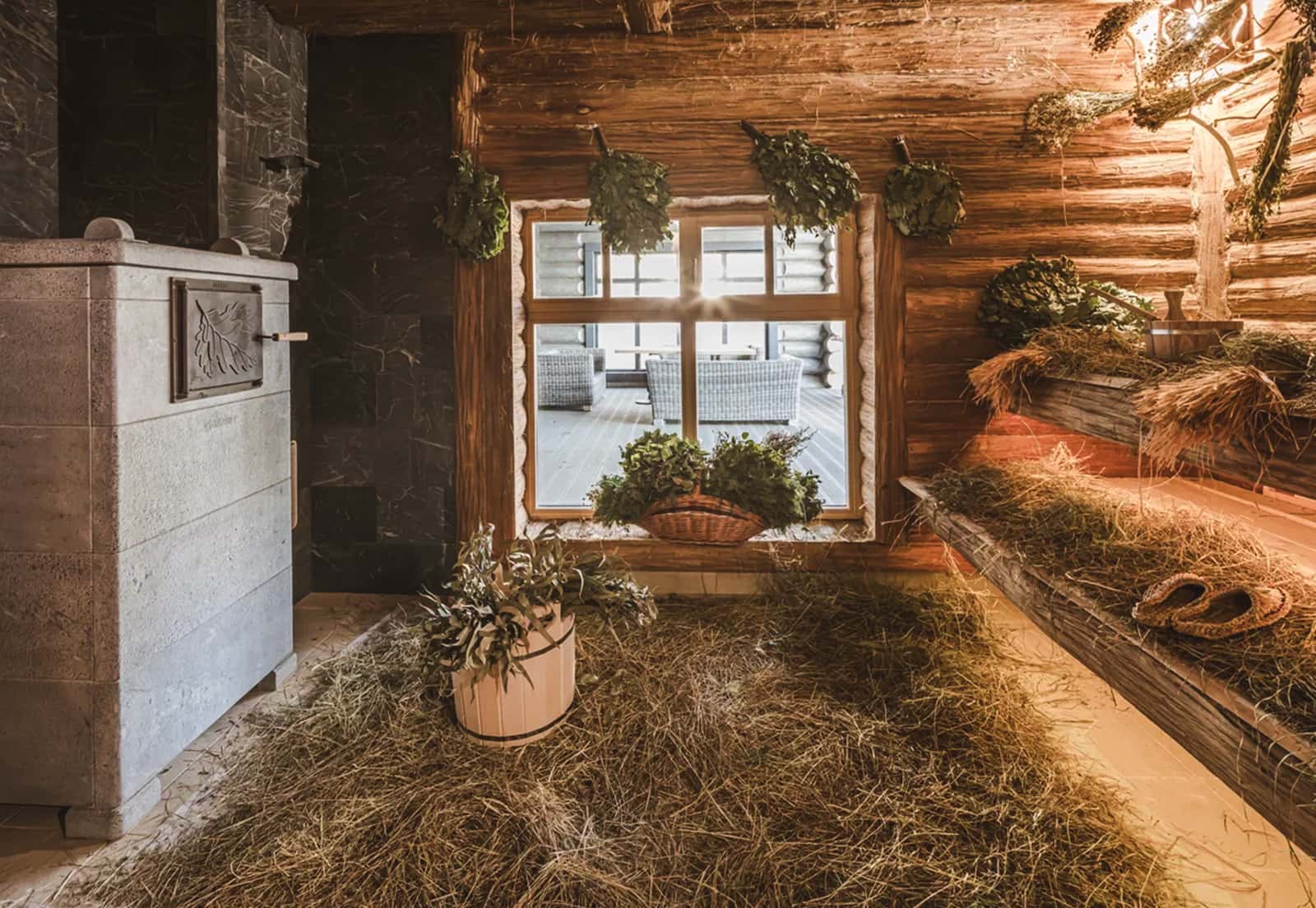 Почему для бани выбирают деревянные окна со стеклопакетом