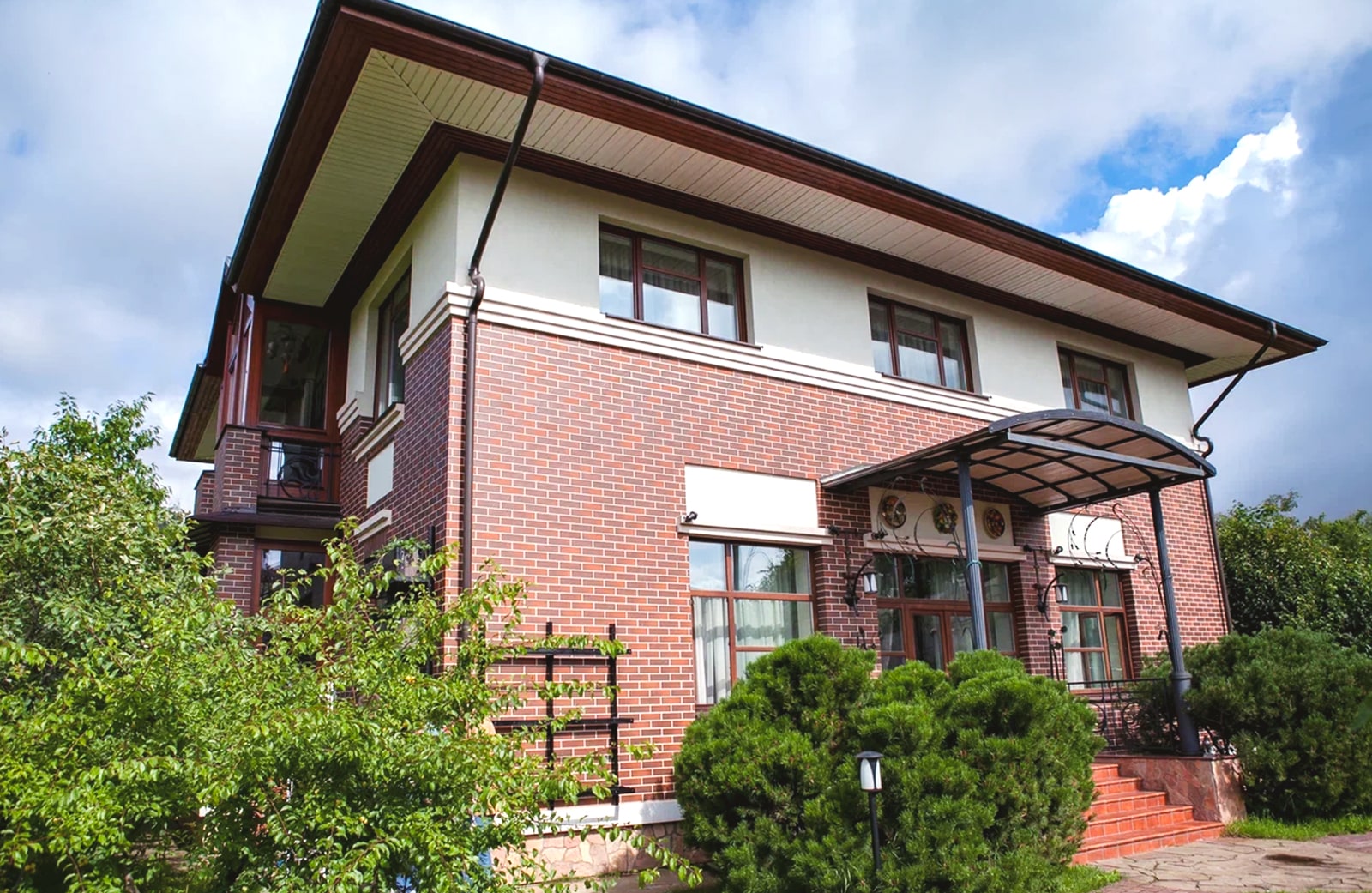 В частном доме окно