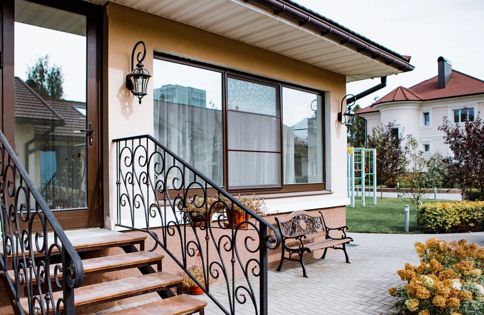 В частном доме окно