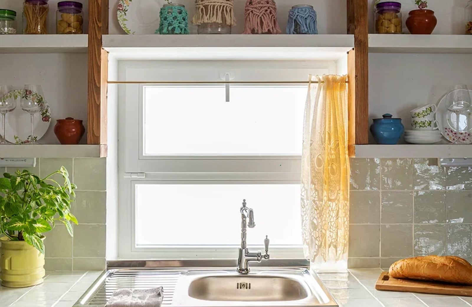 Деревянные окна с форточкой