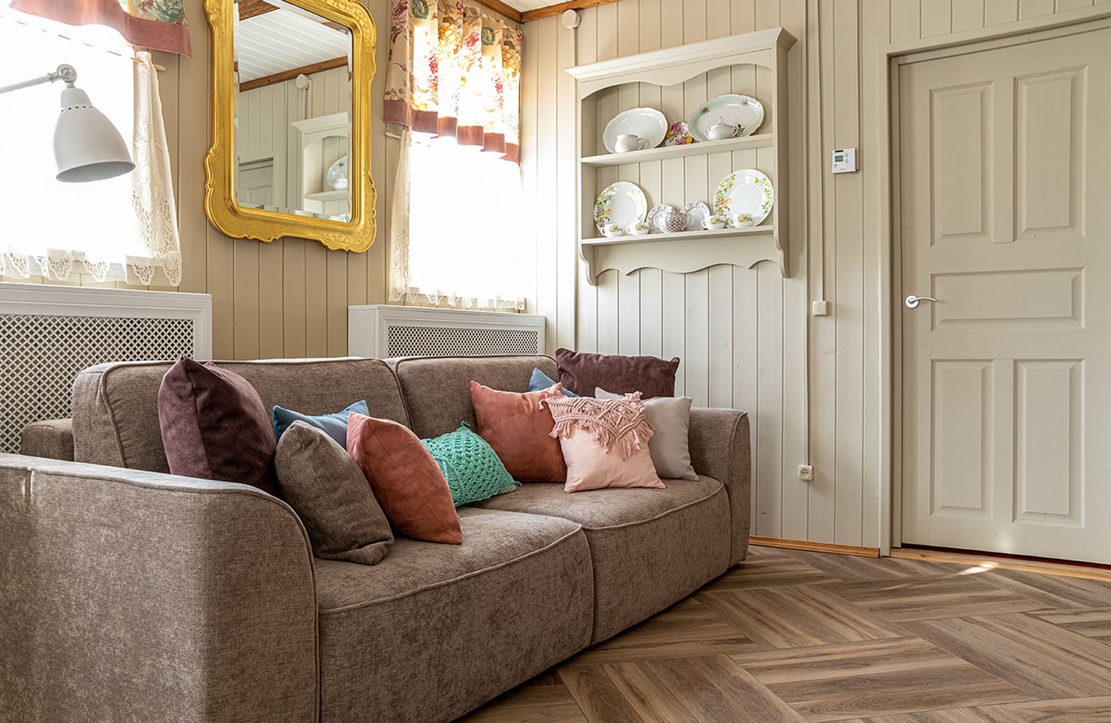 В коттеджах и дачах деревянные окна с форточкой