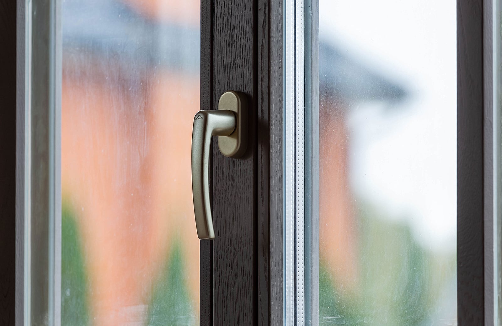 Фурнитура и покрытия окна с форточкой