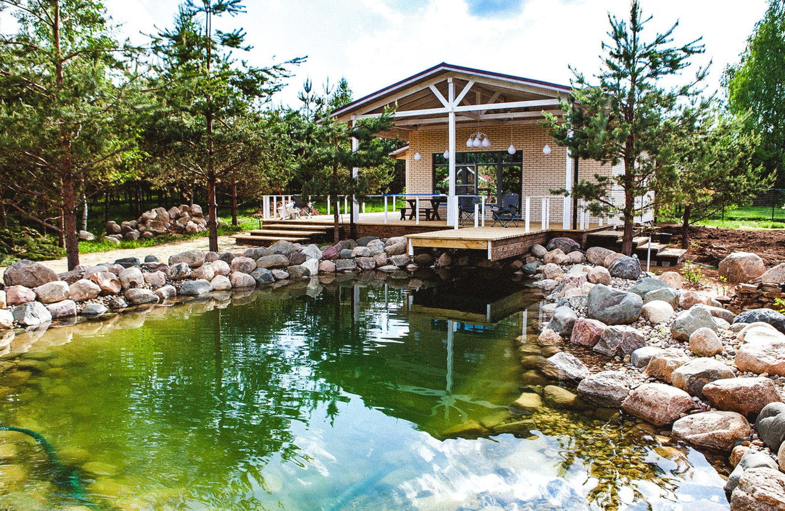 Из чего складывается цена серых деревянных окон