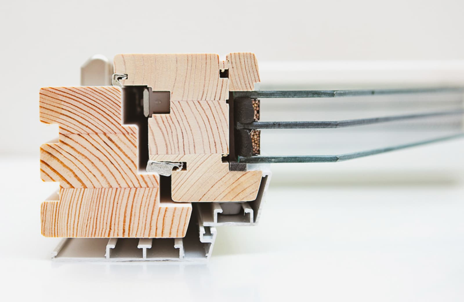 Отделка выполняется с использованием покрытия лакокрасочными материалами премиум-класса