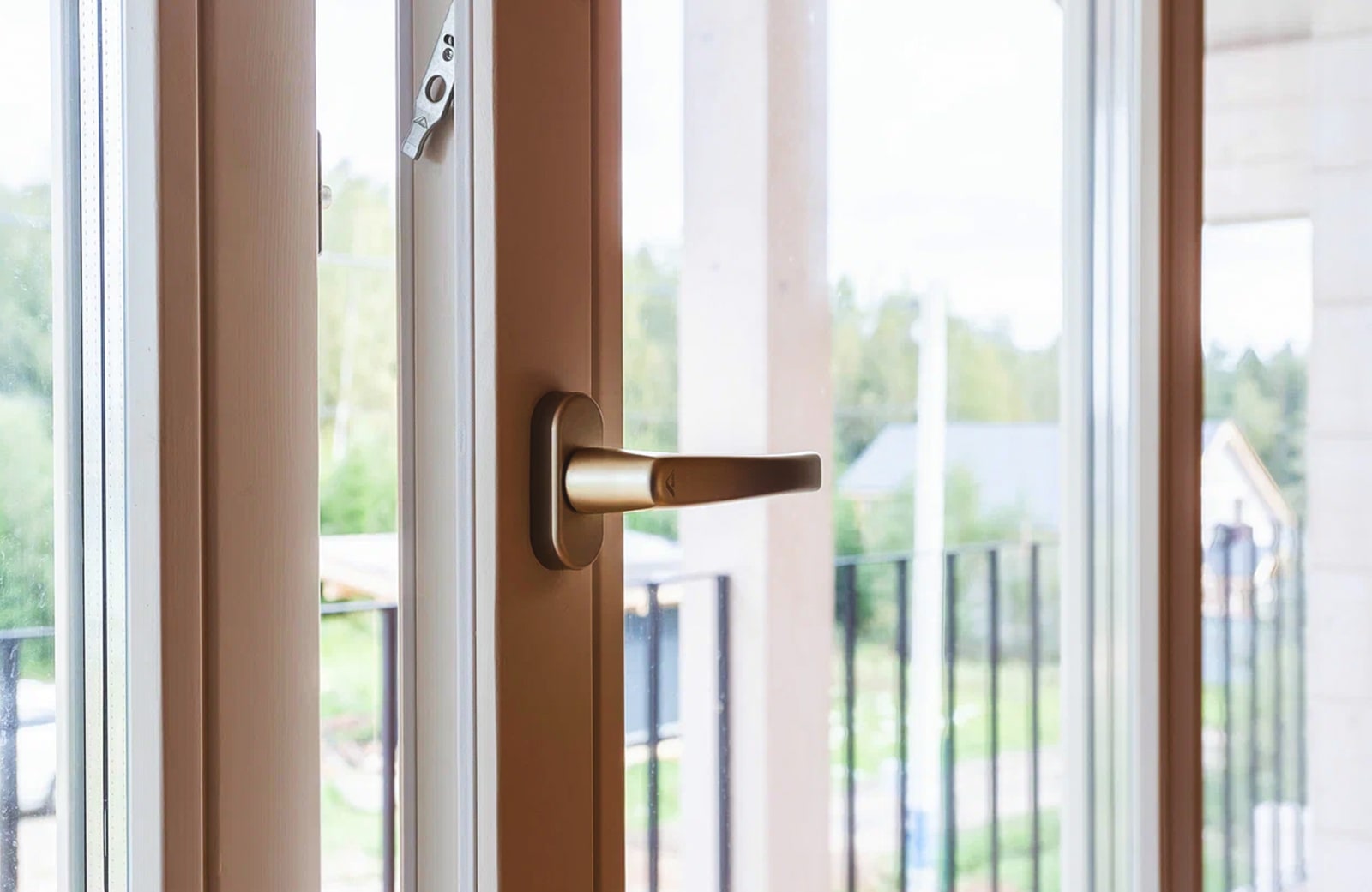 Варианты открывания окон в доме из бруса