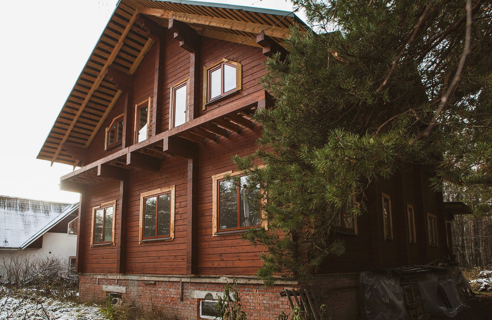 Монтаж окна в доме из бруса