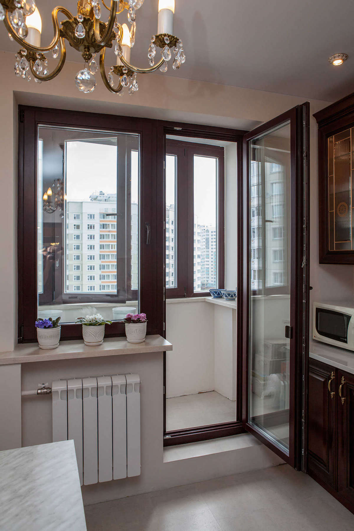 окно с балконом в кухне дизайн