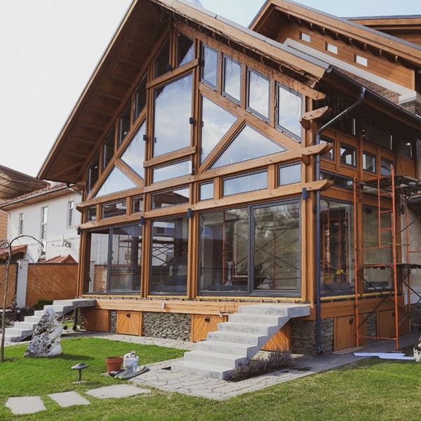 Треугольные окна из дерева