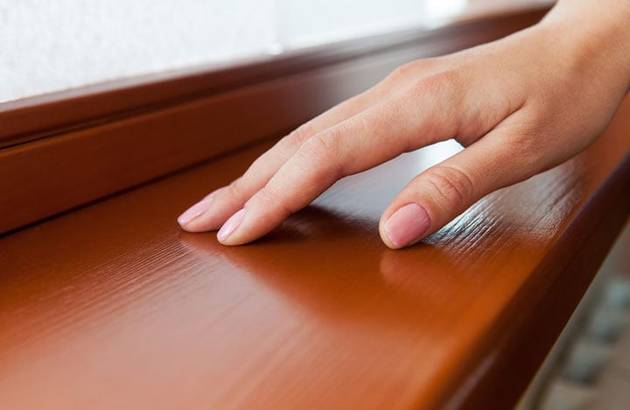 Рука на подоконнике из дерева