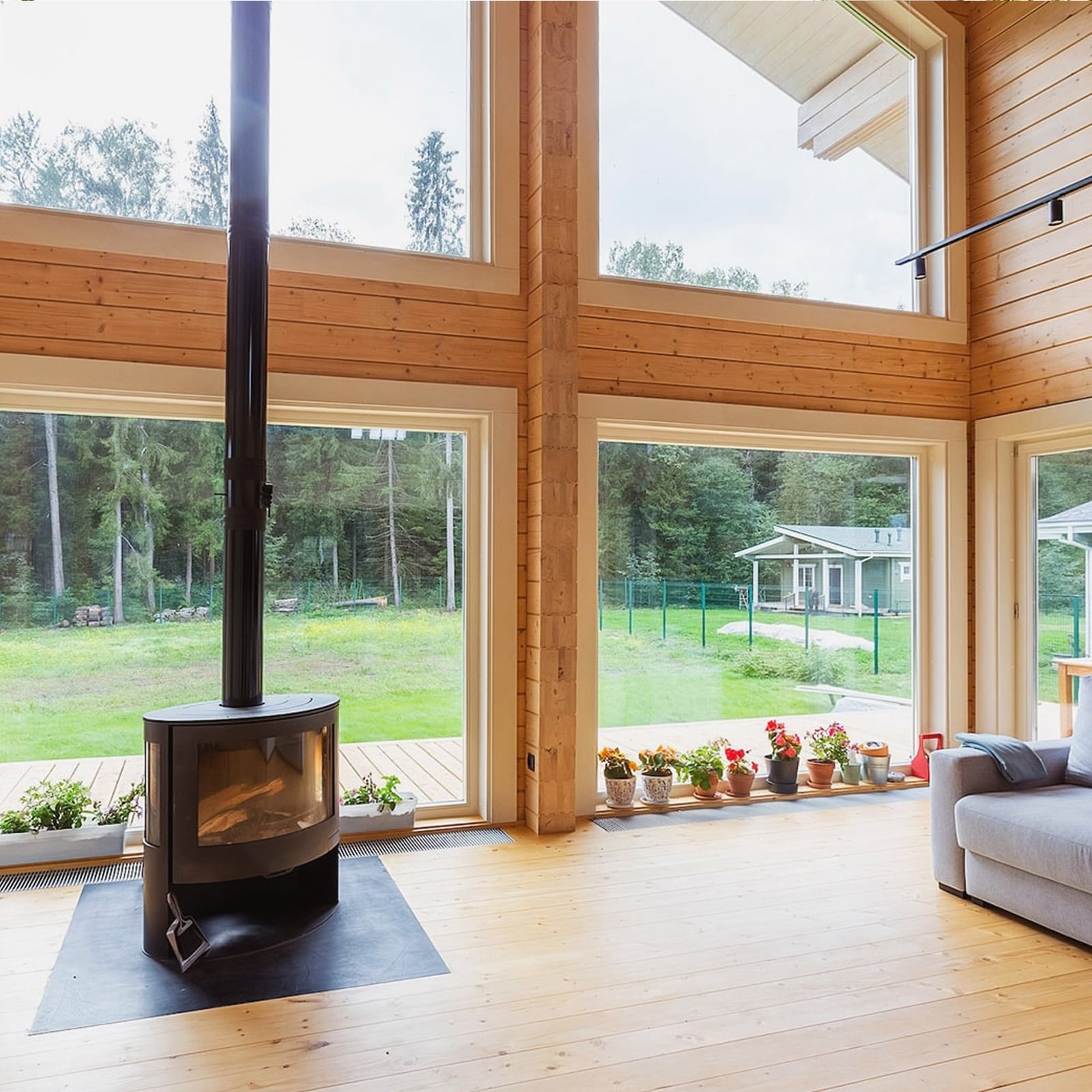 Большие окна из натурального дерева