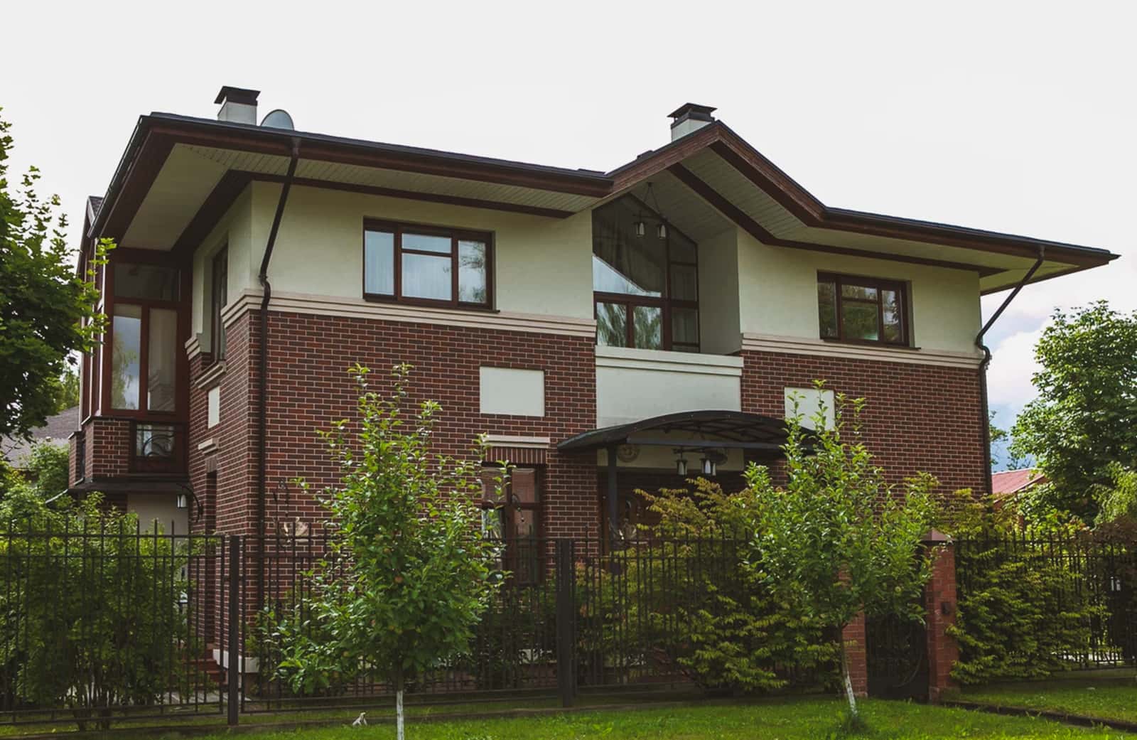 Компания «Красная Горка» выполняет остекление балкона деревом любой сложности. Компания «Красная Горка» выполняет остекление балкона деревом любой сложности.