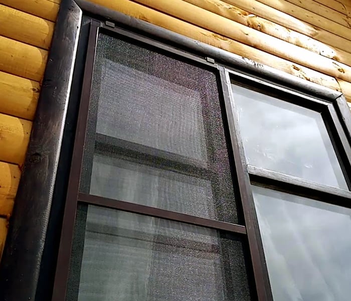 Москитная сетка на деревянном окне