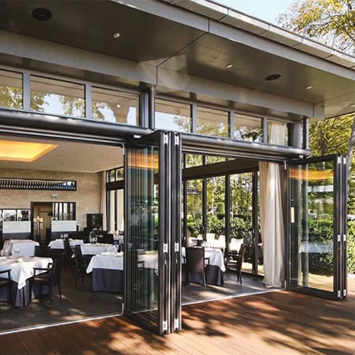 Складные входные двери в кафе Складные входные двери в кафе