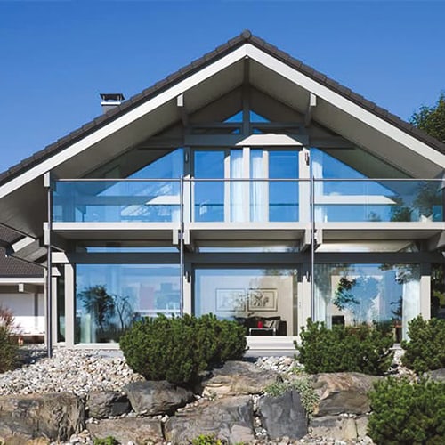 Загородный дом с остекленной окнами террасой Загородный дом с остекленной окнами террасой