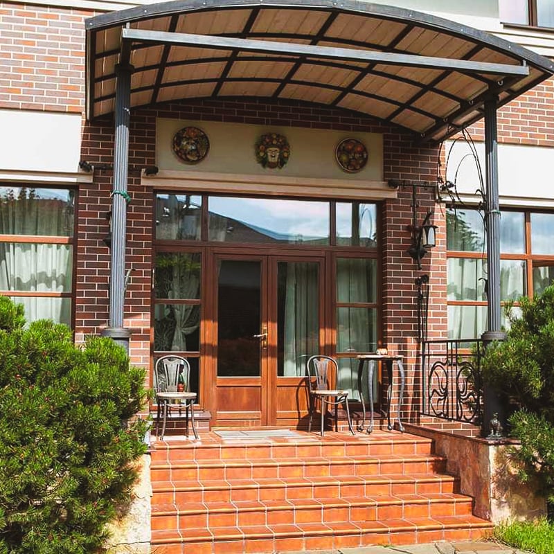 Портальные деревянные двери