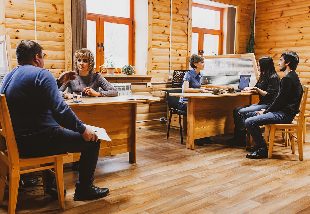 При выборе деревянных окон точный замер — залог их правильной установки и долгой службы